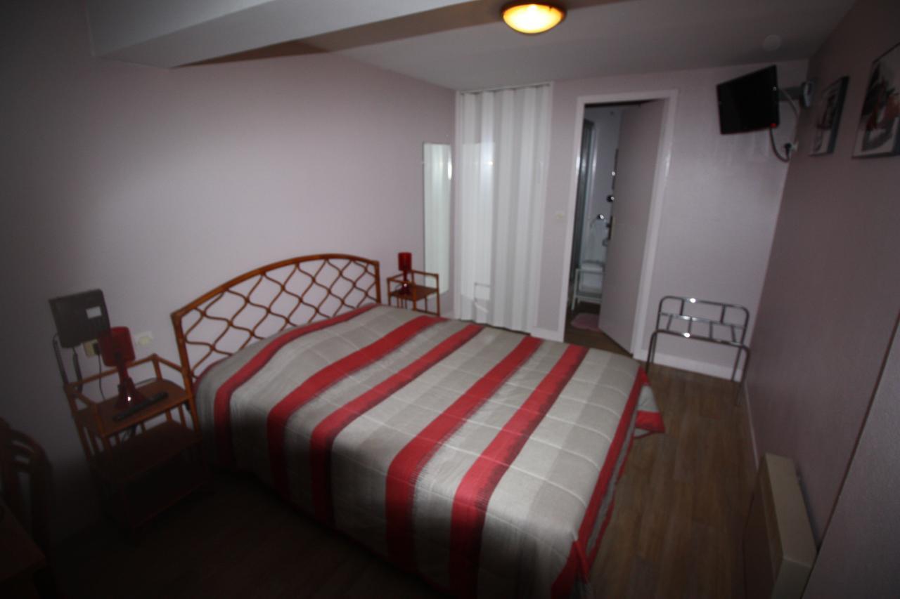 Hotel Les Deux Sapins Cailly-sur-Eure Стая снимка