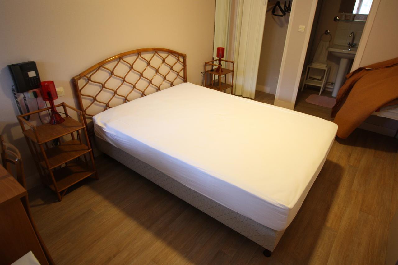 Hotel Les Deux Sapins Cailly-sur-Eure Стая снимка