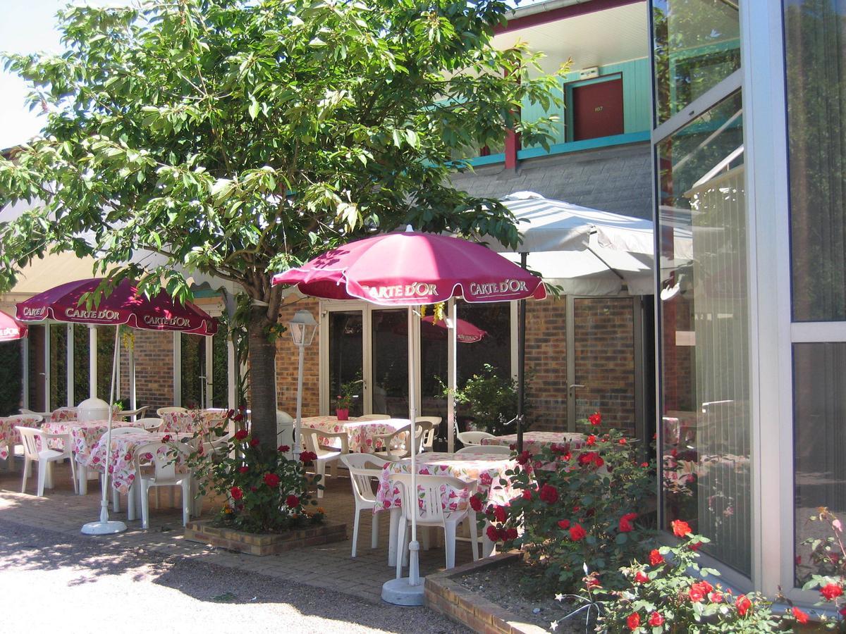 Hotel Les Deux Sapins Cailly-sur-Eure Екстериор снимка