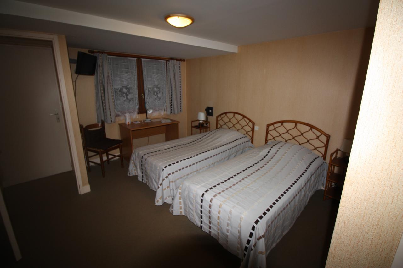 Hotel Les Deux Sapins Cailly-sur-Eure Екстериор снимка